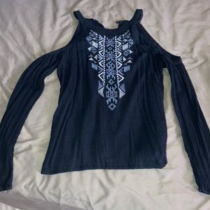 Long sleeve w/ cut out shoulders